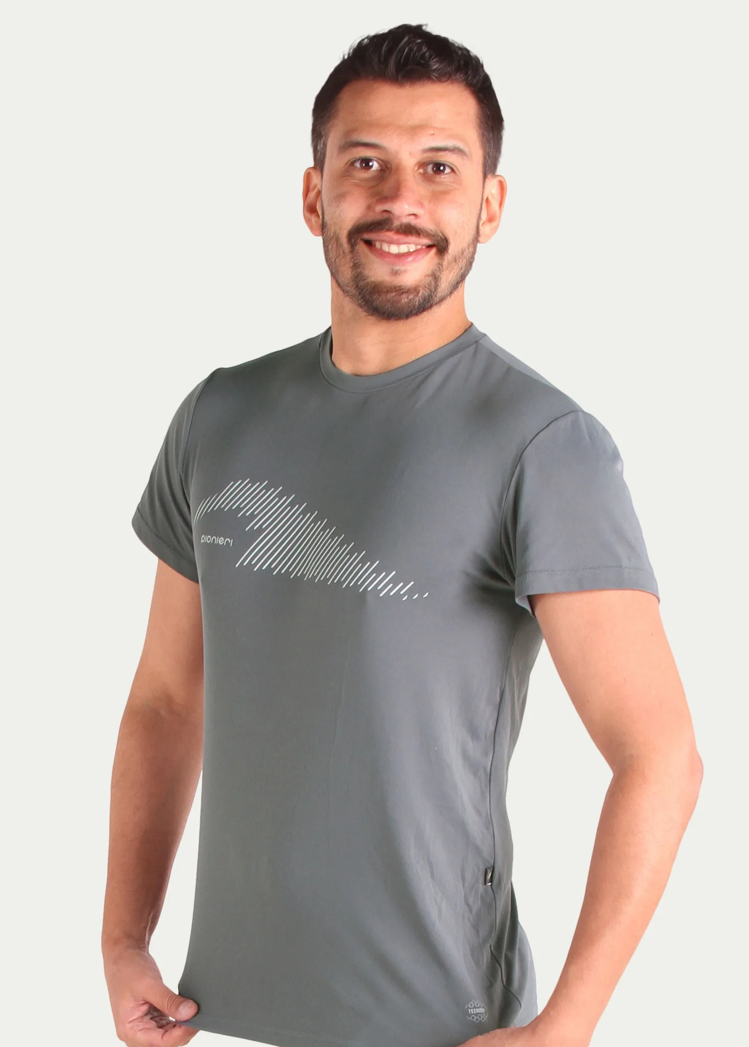 trajecejado-dark-gray-1 Camiseta em Poliamida Antiodor UV 50 - Pionieri Tracejado - Dark Gray - Image 1